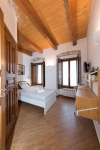 - une chambre avec un lit et 2 fenêtres dans l'établissement Lasi house, à Serra San Bruno