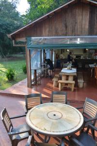 Um restaurante ou outro lugar para comer em IguassuEcoHostel - Eco Suítes - Hostel mais próximo das Cataratas