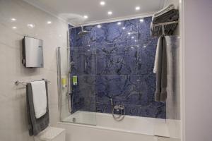 セングレアにあるAzure Apartmentの青いタイルの壁のバスルーム(シャワー付) +62枚の写真