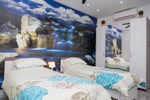 Katil atau katil-katil dalam bilik di Azure Apartment