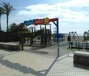 トレ・デル・マールにあるCasa Rosaの海辺の遊び場