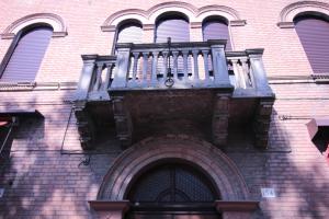 フェラーラにあるAlloggio I Grifoniのバルコニー付きの建物
