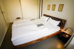 メーアブッシュにあるHaus am See - Meerbusch / Düsseldorfのベッド(白いシーツ、枕付)