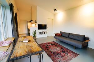 a living room with a couch and a table at Haus am See - Meerbusch / Düsseldorf in Meerbusch