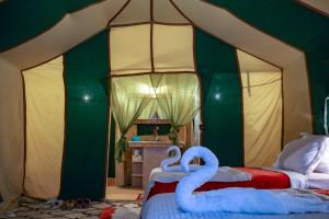 Postel nebo postele na pokoji v ubytování Sahara Desert Luxury Camp