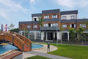 Bazén v ubytování Hotel Ub Business & Wellness nebo v jeho okolí