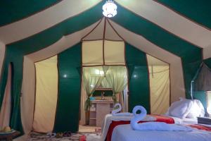 Postel nebo postele na pokoji v ubytování Sahara Desert Luxury Camp