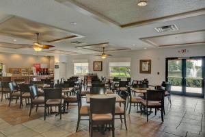 comedor con mesas y sillas en Exploria Express by Exploria Resorts, en Orlando