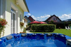 ein großer blauer Wassertank vor einem Haus in der Unterkunft Dom V Zahrade in Turčianske Teplice