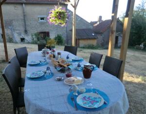 een tafel met een blauwe tafeldoek erop bij Sans Parure : Chambre d'hôte in Buxières-sous-Montaigut