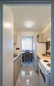 a kitchen with a stove, refrigerator, sink and dishwasher at L'Appartement Hôtel in Montreal