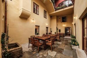 una sala da pranzo con tavoli e sedie in legno di Hotel Ebersbach a Cesky Krumlov
