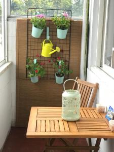 uma mesa de madeira com vasos de plantas numa varanda em Studio DOWNTOWN em Porto