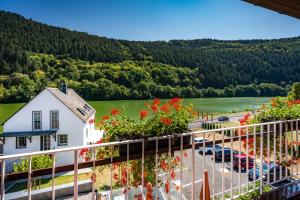 einen Blick vom Balkon eines Hauses mit Blumen in der Unterkunft Hotel Bisenius in Traben-Trarbach