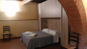Un pat sau paturi într-o cameră la Il Tasso