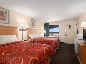 een hotelkamer met 2 bedden en een televisie bij Days Inn by Wyndham Andrews Texas in Andrews