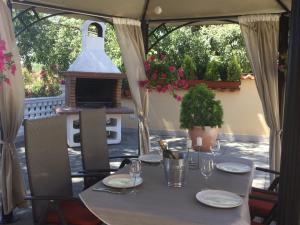 - une table avec des assiettes et des verres à vin sur la terrasse dans l'établissement Holiday Home Villa Romantica, à Sveti Filip i Jakov