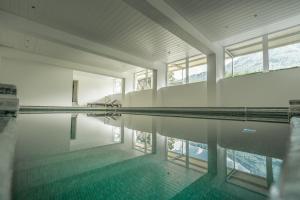 a swimming pool in a house with a pool at Im Achtal, Mehr als Ferienwohnungen in Pfronten