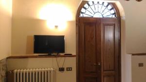 a room with a television and a door with a window at Il Tasso in Pietraviva