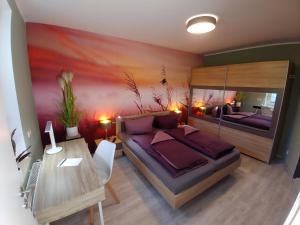 um quarto com uma cama grande e uma mesa em gapart - Apartments mit Küche em Leipzig