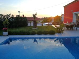 Bazén v ubytování Holiday House Anja nebo v jeho okolí