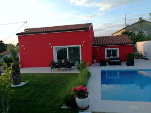 Bazén v ubytování Holiday House Anja nebo v jeho okolí