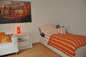 Obernhain的住宿－Ferienwohnung am Waldrand，一间卧室配有一张床和一张白色椅子
