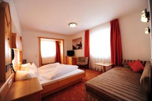 A bed or beds in a room at Hotel Toni