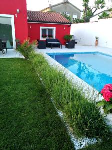 Bazén v ubytování Holiday House Anja nebo v jeho okolí