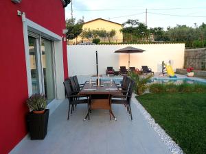 Bazén v ubytování Holiday House Anja nebo v jeho okolí