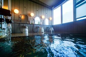 八幡平市Pension Entre - deux - Mers的浴室配有带喷泉的浴缸
