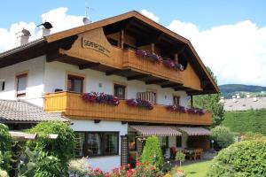 un edificio con un balcón con flores. en Appartements Sigmair, en Valdaora