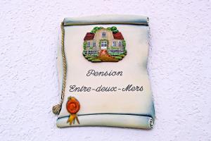 Et logo, certifikat, skilt eller en pris der bliver vist frem på Pension Entre - deux - Mers