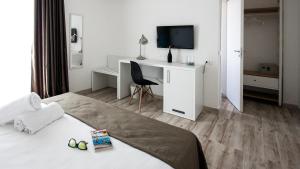 Televízia a/alebo spoločenská miestnosť v ubytovaní Amada Hotel Siracusa