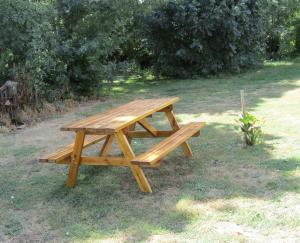 een houten picknicktafel in het gras bij La Piaule in Saint-Pierre-le-Vieux +9 foto's