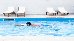 בריכת השחייה שנמצאת ב-Amada Hotel Siracusa או באזור