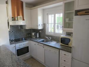 A kitchen or kitchenette at Superbe appartement avec piscine (Costa Blanca)
