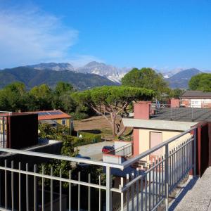 un balcon avec vue sur les montagnes dans l'établissement Casa Emily, à Marinella di Sarzana