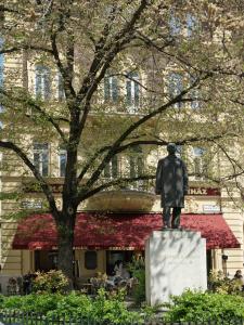 ブダペストにあるGerlóczy Boutique Hotelの建物前に立つ男像