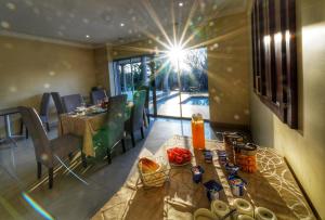 comedor con mesa, sillas y piscina en Jade Garden, en Johannesburgo