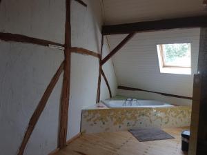 FallaisGîte d'Hildegarde with sauna的带窗户的房间里的浴缸 更多37张照片
