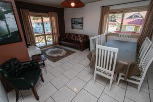 A seating area at Apartamento Gramado 01