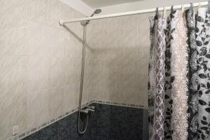 una ducha con cortina de ducha en blanco y negro en Apartamento Inmejorable Ubicacion en Córdoba
