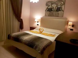 een slaapkamer met een bed met twee handdoeken erop bij Apartment in Playa de las Americas 1 in Playa de las Americas