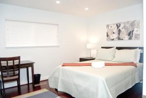 Una cama o camas en una habitación de Silicon Valley Stays Casa Uno