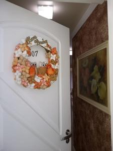 una corona en una puerta con un reloj en ella en Apartamento 207, Edificio Kaluy, en Florianópolis