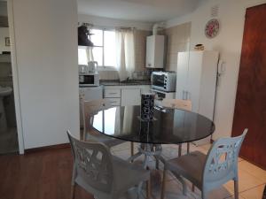 a kitchen with a table and chairs and a refrigerator at Cozy I monoambiente en ciudad de Mendoza in Mendoza