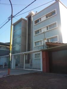 a tall building with a garage in front of it at Cozy I monoambiente en ciudad de Mendoza in Mendoza