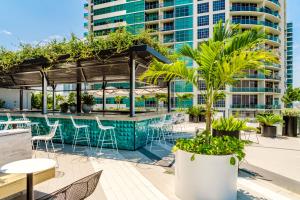 Bazén v ubytování Hyde Suites Midtown Miami nebo v jeho okolí