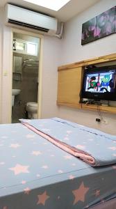 TV a/nebo společenská místnost v ubytování 台南昱家小巷包棟民宿